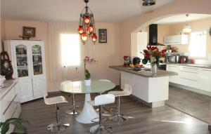 Maisons de vacances 4 Bedroom Amazing Home In Les Angles : photos des chambres