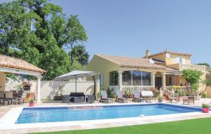 Maisons de vacances Nice home in Les Angles with 4 Bedrooms, Internet and Outdoor swimming pool : photos des chambres