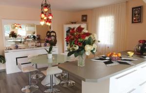 Maisons de vacances 4 Bedroom Amazing Home In Les Angles : photos des chambres