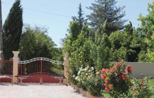 Maisons de vacances Nice home in Les Angles with 4 Bedrooms, Internet and Outdoor swimming pool : photos des chambres