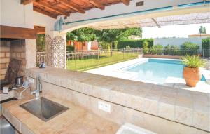 Maisons de vacances Amazing home in Fourques with 4 Bedrooms, WiFi and Outdoor swimming pool : photos des chambres