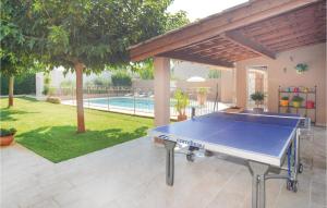 Maisons de vacances Amazing home in Fourques with 4 Bedrooms, WiFi and Outdoor swimming pool : photos des chambres