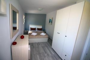 Santa Barbara Lakis Apartments