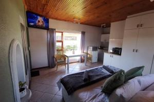 Cozy, peaceful garden cottage