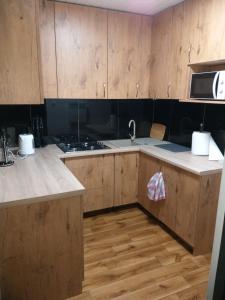 Domek Kontenerowy N5 - 5 osobowy 2 Pokoje , Kuchnia , Łazienka - Izdebno- NoclegiGrodziskPL