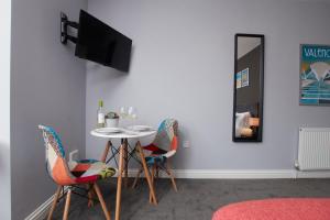 Delven House, Apartment 2 - Self Check-in, Self-Catering Serviced Apartment for East Midlands Airport
