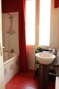 Appartements Mas du Versadou, dans un espace naturel protege, piscine couverte chauffee toute l'annee, Spa et salle de jeux : photos des chambres