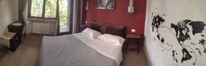 Queen Room with Balcony room in Seven Miracles Inn