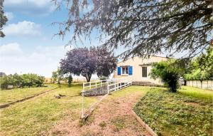 Maisons de vacances Nice home in La Jonchre with 4 Bedrooms and WiFi : photos des chambres