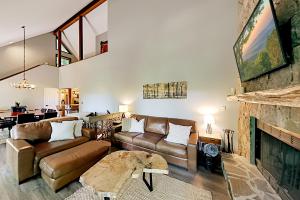 Three-Bedroom House room in Renovated Escape - Firepit - Pools Golf & Tennis home