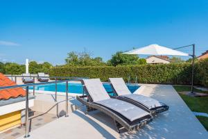 Villa Petra s bazenom, roštiljem i parkingom