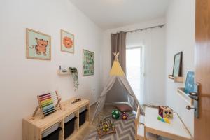 Villa Petra s bazenom, roštiljem i parkingom