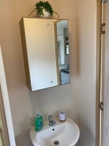 5 mins walk to beach. 3 bedroom caravan. Sleeps 8