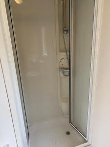 5 mins walk to beach. 3 bedroom caravan. Sleeps 8