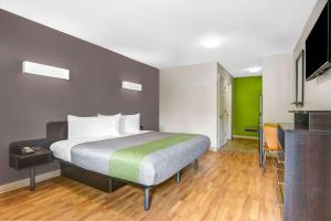 King Room - Non-Smoking room in Studio 6-Atlanta GA - Chamblee