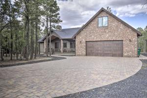 Stylish Home w Expansive Deck in Show Low!