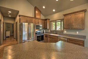 Rustic Cabin Near Mt Rainier Fire Pit and BBQ!