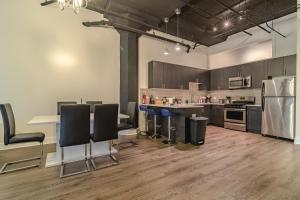 Ideal 3BR Business or Leisure Rental in Chicago Fully Stocked Kitchen & Fast Internet with Optional Parking Near Soldier Field, Grant Park & McCormick Place