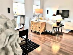  Two-Bedroom and Two-Bathroom Luxury Suite with Market Square view (155m2) room in Luxury Apartments MONDRIAN Market Square III