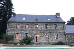 Villas La Lande du Rest - Le Quillio Magnifique ancienne ferme de notables avec piscine chauffee : photos des chambres