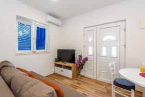 Apartment Đego near Ploce, riverfront, parking