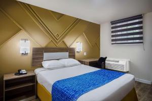 Queen Room - Non-Smoking room in Travelodge by Wyndham Phoenix Downtown