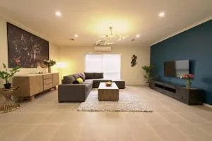 6 Bedrooms & 4 Bathrooms Big House for Big Group - Point Cook