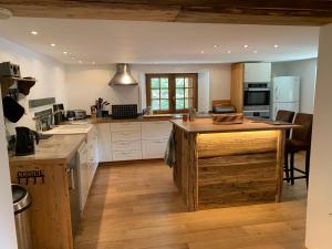 Chalets Beautiful renovated chalet near ski resort France : photos des chambres