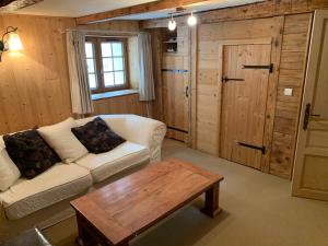 Chalets Beautiful renovated chalet near ski resort France : photos des chambres