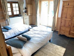 Chalets Beautiful renovated chalet near ski resort France : photos des chambres