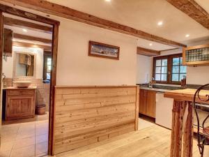 Chalets Beautiful renovated chalet near ski resort France : photos des chambres