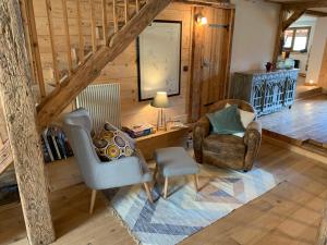Chalets Beautiful renovated chalet near ski resort France : photos des chambres