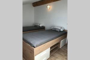 Maisons de vacances Maison de charme avec piscine couverte et 9000m2 : photos des chambres
