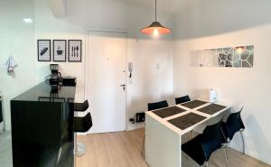 1103- Apartamento Encantador, amplo e decorado, mobiliario moderno, cozinha completa com utensílios , Excelente vista da cidade e localização privelegiada no bairro Bigorrilho