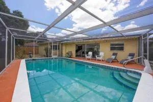 Pool Home - Close to beaches, food, downtown! - Southgate