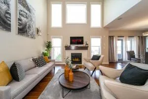 HUGE Luxury Home - Games Room - Double Garage & Fast Wi-Fi - Free Netflix - North Cooking Lake