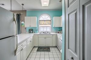 Lovely Myrtle Beach Condo 4 Mi to Boardwalk!