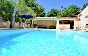 Maisons de vacances Awesome home in St-Saturnin-les-Avigno with WiFi and Outdoor swimming pool : photos des chambres