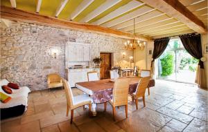 Maisons de vacances Awesome Home In Loriol-sur-drme With 6 Bedrooms, Private Swimming Pool And Outdoor Swimming Pool : photos des chambres