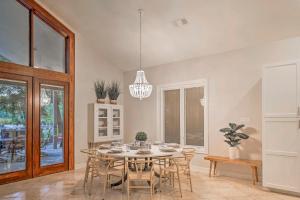 4-Season Boathouse, Hot Tub! Guadalupe River Oasis