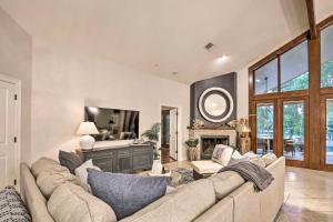 4-Season Boathouse, Hot Tub! Guadalupe River Oasis