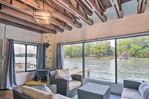 4-Season Boathouse, Hot Tub! Guadalupe River Oasis