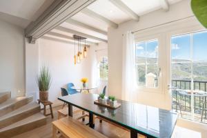 Beautifully Renovated 4 Bedroom Apt + Kids Room