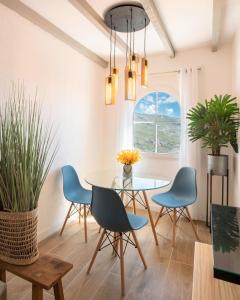 Beautifully Renovated 4 Bedroom Apt + Kids Room