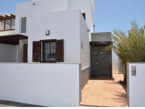 Beautiful and luxurious villa with heated pool and free Wi-Fi in Playa Blanca.