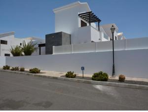 Beautiful and luxurious villa with heated pool and free Wi-Fi in Playa Blanca.