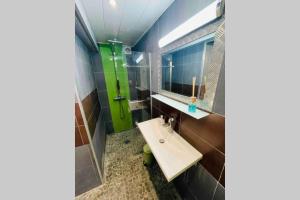Appartements LE JAD Joli F2 proche Gare, Arenes avec terrasse privee : photos des chambres