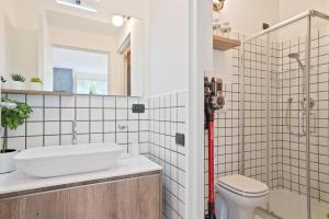 GuestHost - Lake Como Studio with Balcony & Parking!