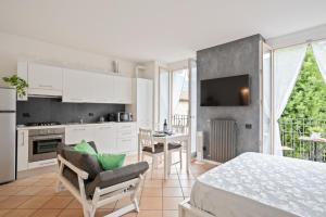 GuestHost - Lake Como Studio with Balcony & Parking!
