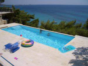 VILLAPARADISO Beach front Villa Makris Gialos